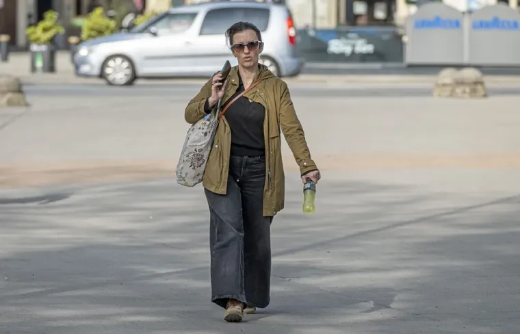 Atraktivne dame u susjednom gradu: Kratka haljinica i crveni sako nisu prošli nezapaženo