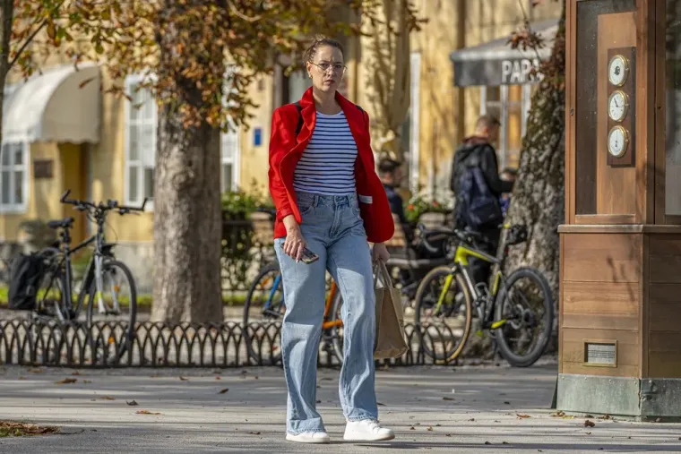 Atraktivne dame u susjednom gradu: Kratka haljinica i crveni sako nisu prošli nezapaženo