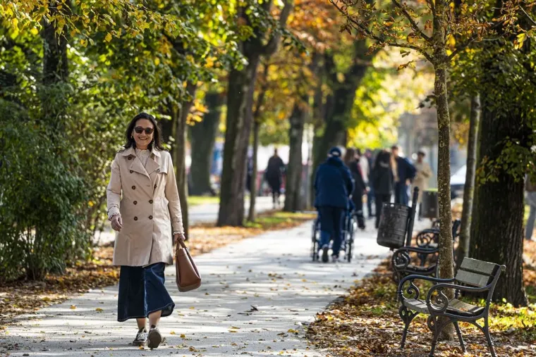 Atraktivne dame u susjednom gradu: Kratka haljinica i crveni sako nisu prošli nezapaženo