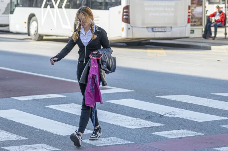 Atraktivne dame u susjednom gradu: Kratka haljinica i crveni sako nisu prošli nezapaženo