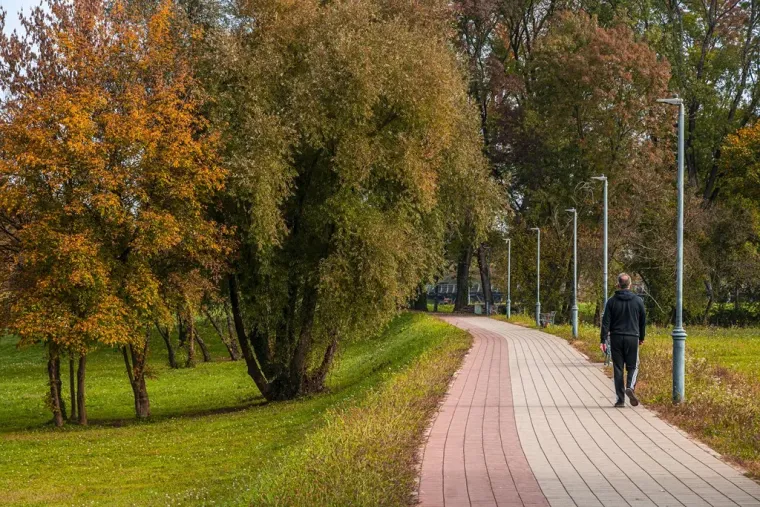 Atraktivne dame u susjednom gradu: Kratka haljinica i crveni sako nisu prošli nezapaženo
