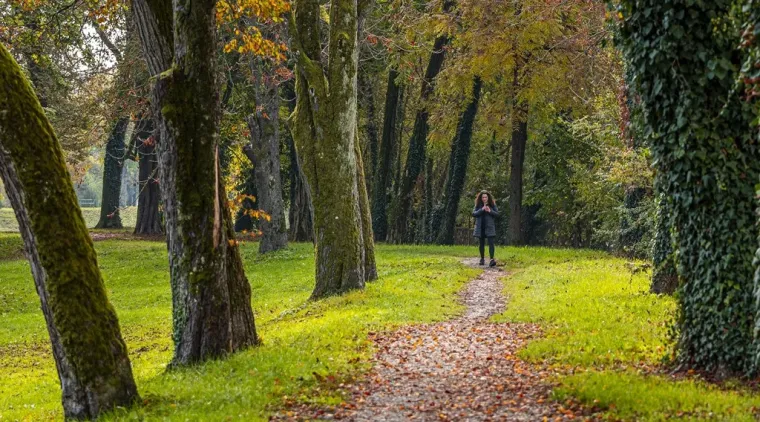 Atraktivne dame u susjednom gradu: Kratka haljinica i crveni sako nisu prošli nezapaženo
