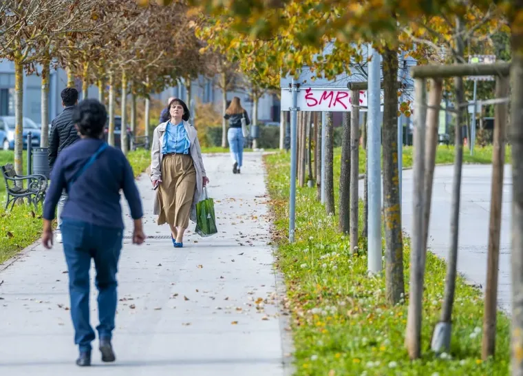 Atraktivne dame u susjednom gradu: Kratka haljinica i crveni sako nisu prošli nezapaženo