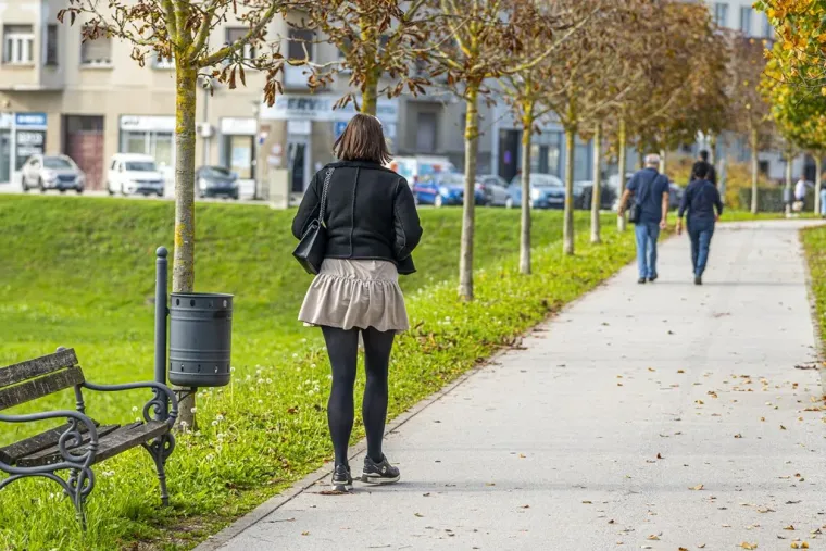 Atraktivne dame u susjednom gradu: Kratka haljinica i crveni sako nisu prošli nezapaženo