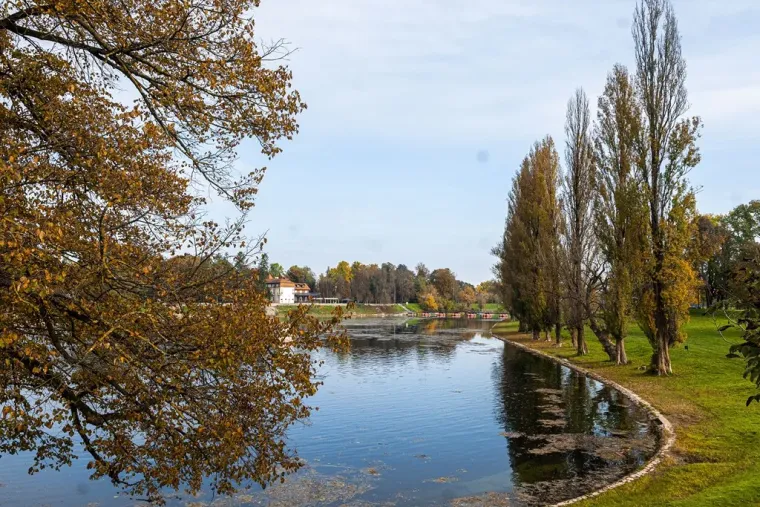 Atraktivne dame u susjednom gradu: Kratka haljinica i crveni sako nisu prošli nezapaženo