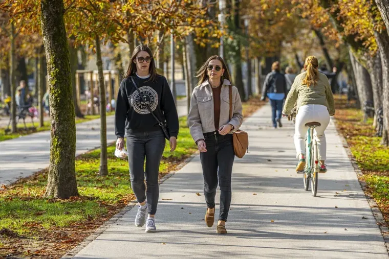 Atraktivne dame u susjednom gradu: Kratka haljinica i crveni sako nisu prošli nezapaženo