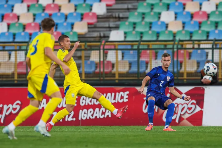 Pazite u čijem dru&scaron;tvu Dalić i Mandžukić gledaju mlade Vatrene