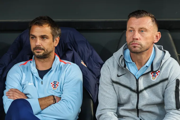 Pazite u čijem dru&scaron;tvu Dalić i Mandžukić gledaju mlade Vatrene