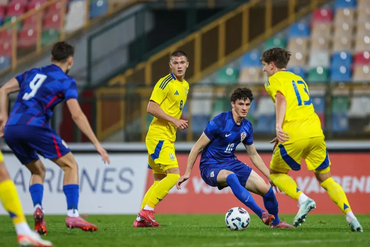 Pazite u čijem dru&scaron;tvu Dalić i Mandžukić gledaju mlade Vatrene