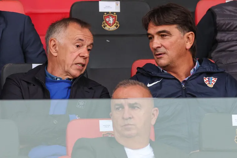 Pazite u čijem dru&scaron;tvu Dalić i Mandžukić gledaju mlade Vatrene