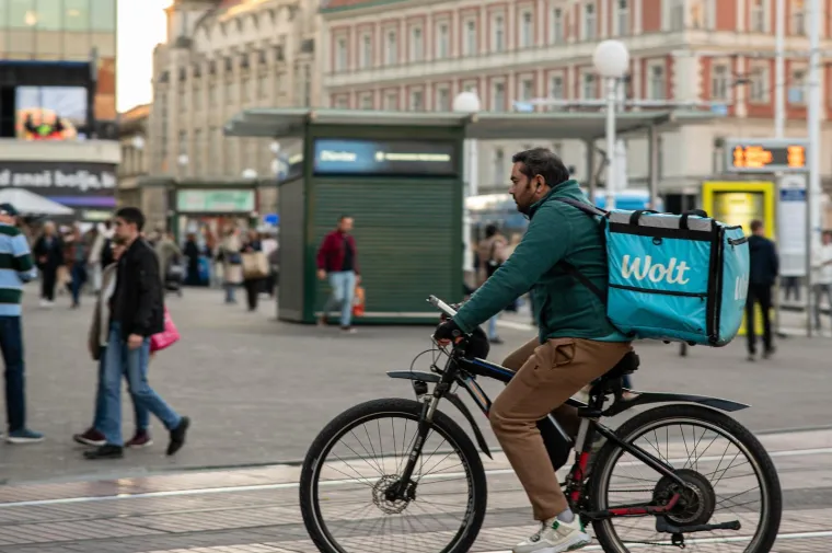 Zagrebački trg vrvio je prolaznicima, a svi su gledali u nju: Dama na biciklu očarala centar