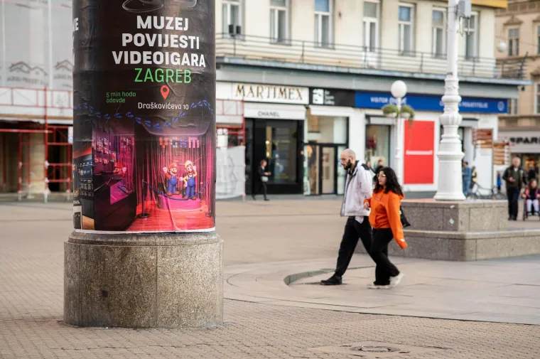 Zagrebački trg vrvio je prolaznicima, a svi su gledali u nju: Dama na biciklu očarala centar