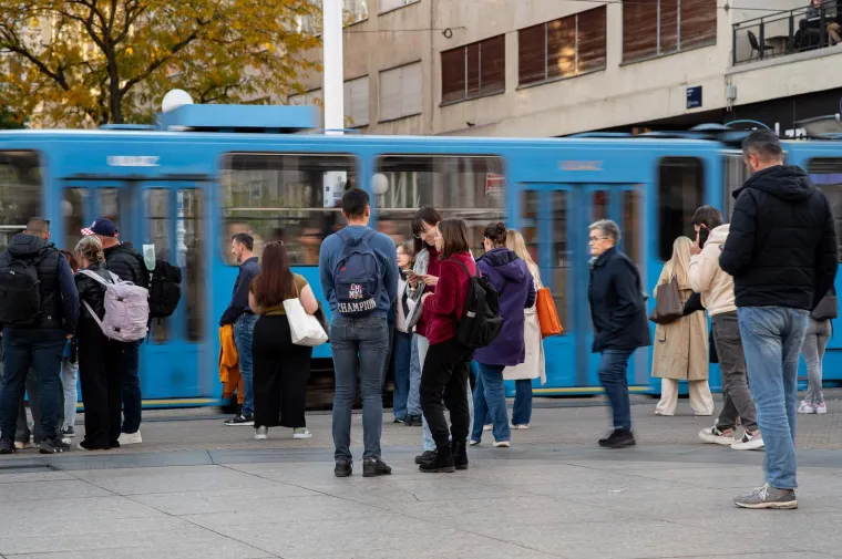 Zagrebački trg vrvio je prolaznicima, a svi su gledali u nju: Dama na biciklu očarala centar