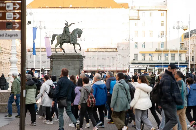 Zagrebački trg vrvio je prolaznicima, a svi su gledali u nju: Dama na biciklu očarala centar