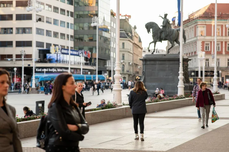 Zagrebački trg vrvio je prolaznicima, a svi su gledali u nju: Dama na biciklu očarala centar