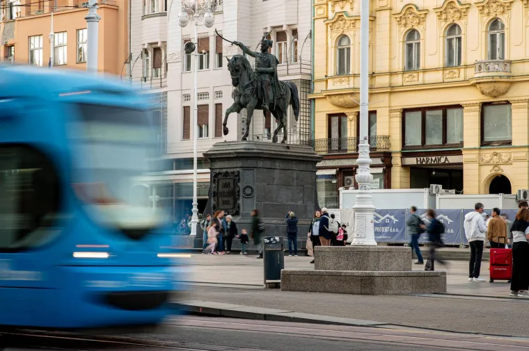 Zagrebački trg vrvio je prolaznicima, a svi su gledali u nju: Dama na biciklu očarala centar
