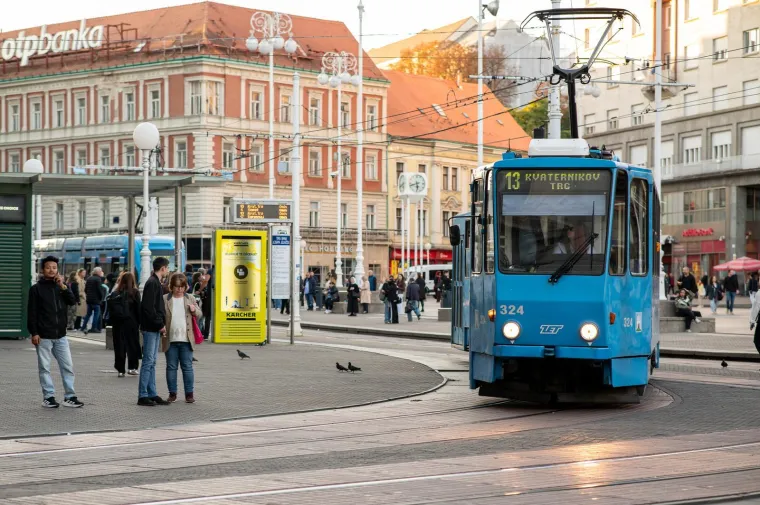Zagrebački trg vrvio je prolaznicima, a svi su gledali u nju: Dama na biciklu očarala centar
