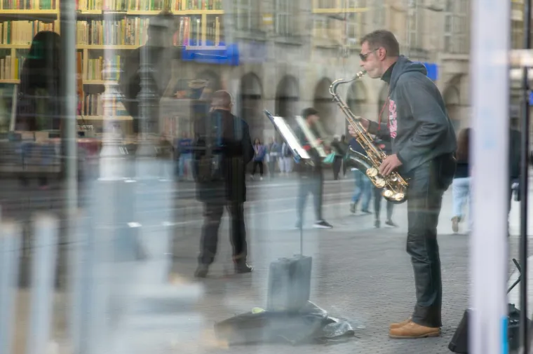 Zagrebački trg vrvio je prolaznicima, a svi su gledali u nju: Dama na biciklu očarala centar