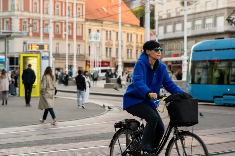 Zagrebački trg vrvio je prolaznicima, a svi su gledali u nju: Dama na biciklu očarala centar