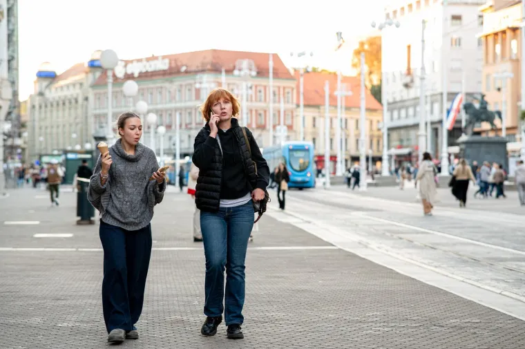 Zagrebački trg vrvio je prolaznicima, a svi su gledali u nju: Dama na biciklu očarala centar