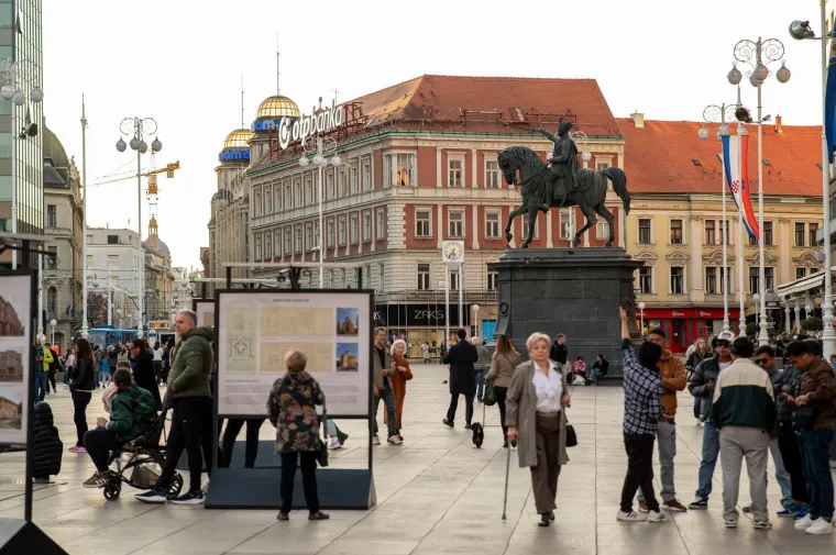 Zagrebački trg vrvio je prolaznicima, a svi su gledali u nju: Dama na biciklu očarala centar