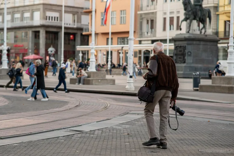 Zagrebački trg vrvio je prolaznicima, a svi su gledali u nju: Dama na biciklu očarala centar