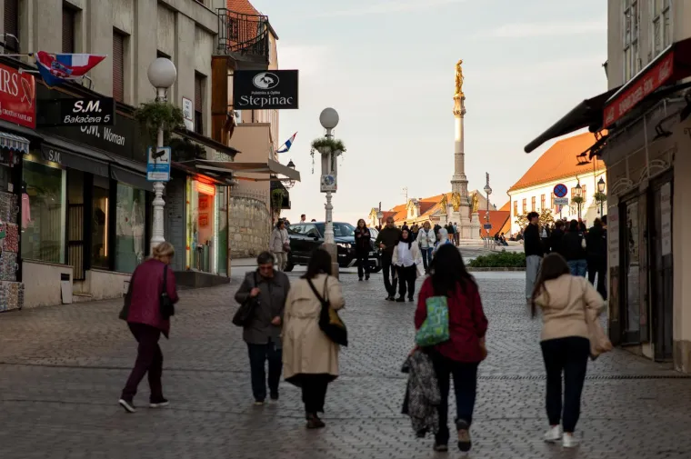 Zagrebački trg vrvio je prolaznicima, a svi su gledali u nju: Dama na biciklu očarala centar