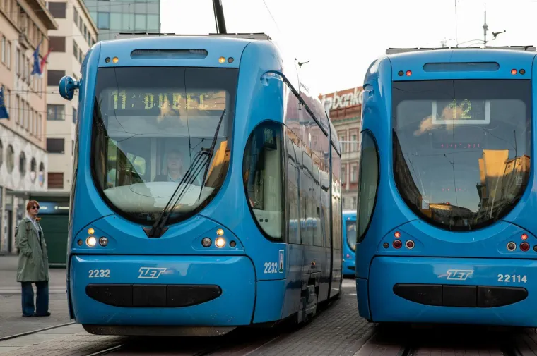 Zagrebački trg vrvio je prolaznicima, a svi su gledali u nju: Dama na biciklu očarala centar