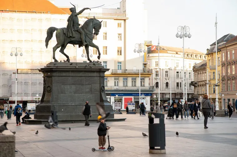 Zagrebački trg vrvio je prolaznicima, a svi su gledali u nju: Dama na biciklu očarala centar