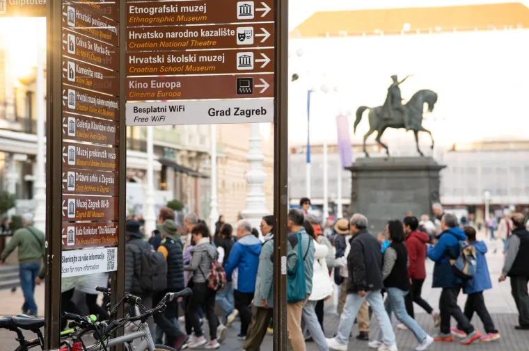 Zagrebački trg vrvio je prolaznicima, a svi su gledali u nju: Dama na biciklu očarala centar