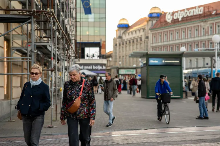 Zagrebački trg vrvio je prolaznicima, a svi su gledali u nju: Dama na biciklu očarala centar