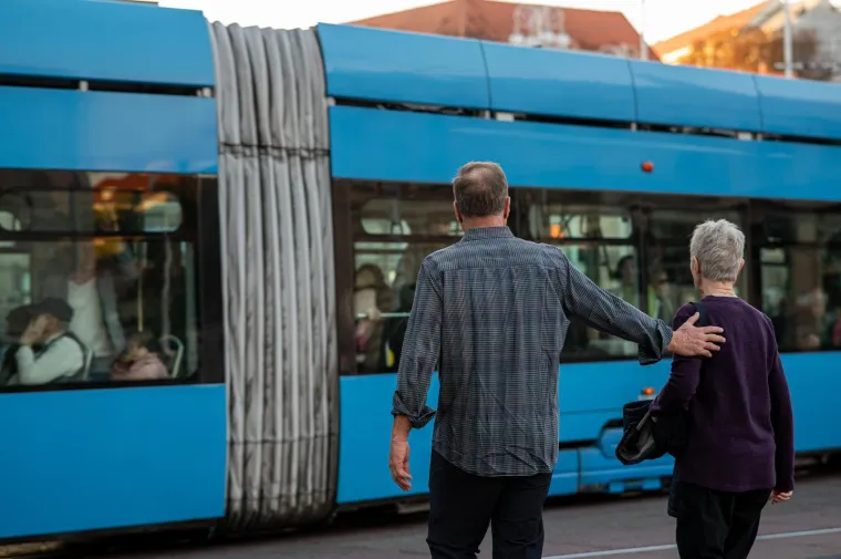 Zagrebački trg vrvio je prolaznicima, a svi su gledali u nju: Dama na biciklu očarala centar