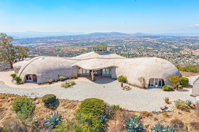 Ova bajkovita kuća izgleda kao ona u kojoj je živjela Obitelj Kremenko, a cijena joj je opaka