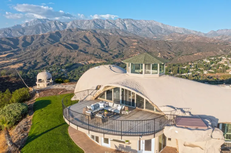 Ova bajkovita kuća izgleda kao ona u kojoj je živjela Obitelj Kremenko, a cijena joj je opaka