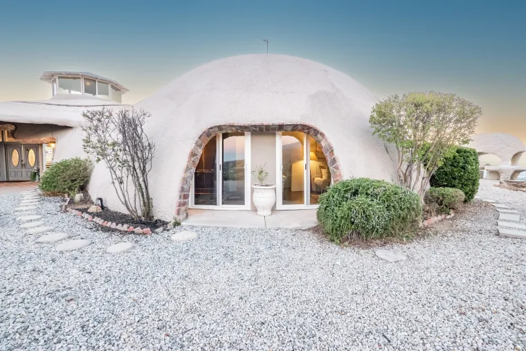 Ova bajkovita kuća izgleda kao ona u kojoj je živjela Obitelj Kremenko, a cijena joj je opaka