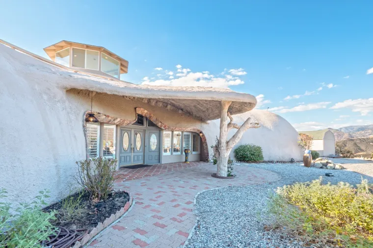 Ova bajkovita kuća izgleda kao ona u kojoj je živjela Obitelj Kremenko, a cijena joj je opaka