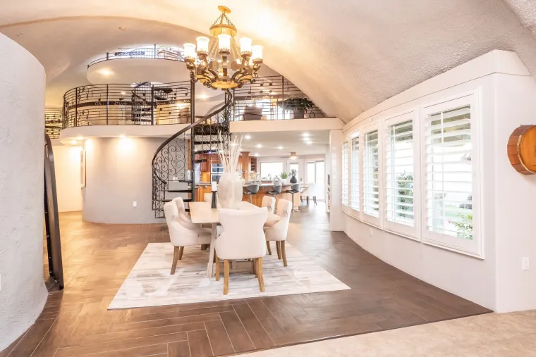 Ova bajkovita kuća izgleda kao ona u kojoj je živjela Obitelj Kremenko, a cijena joj je opaka