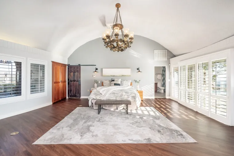 Ova bajkovita kuća izgleda kao ona u kojoj je živjela Obitelj Kremenko, a cijena joj je opaka