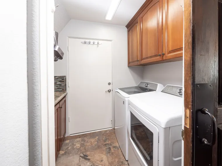 Ova bajkovita kuća izgleda kao ona u kojoj je živjela Obitelj Kremenko, a cijena joj je opaka