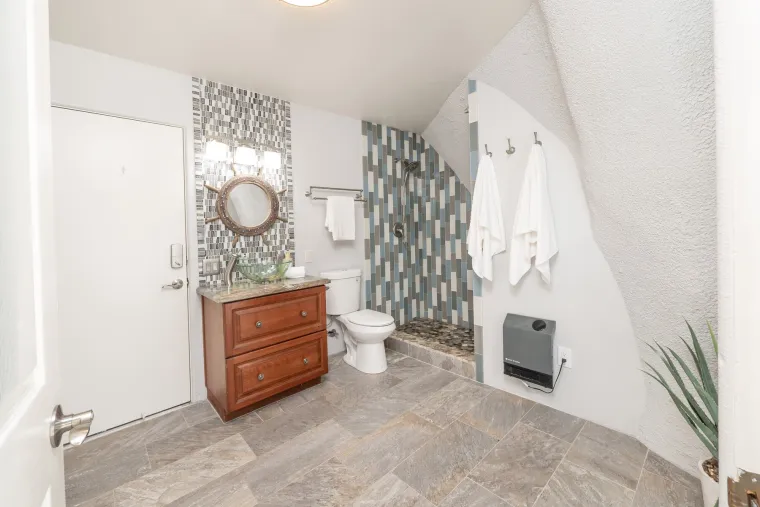 Ova bajkovita kuća izgleda kao ona u kojoj je živjela Obitelj Kremenko, a cijena joj je opaka