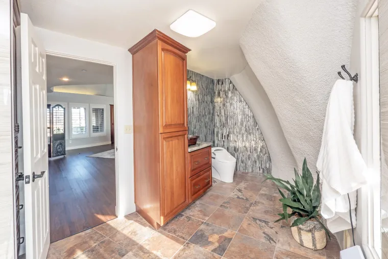 Ova bajkovita kuća izgleda kao ona u kojoj je živjela Obitelj Kremenko, a cijena joj je opaka