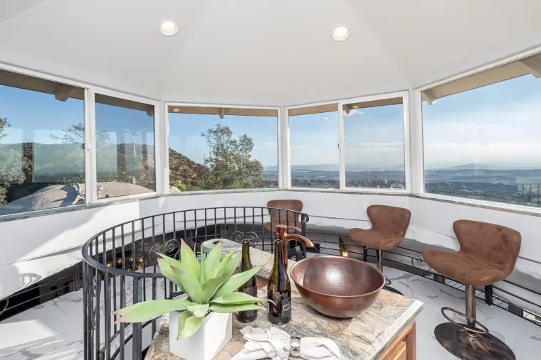 Ova bajkovita kuća izgleda kao ona u kojoj je živjela Obitelj Kremenko, a cijena joj je opaka