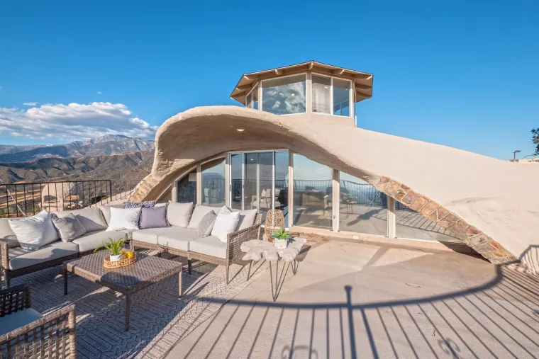 Ova bajkovita kuća izgleda kao ona u kojoj je živjela Obitelj Kremenko, a cijena joj je opaka