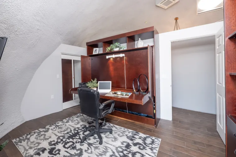 Ova bajkovita kuća izgleda kao ona u kojoj je živjela Obitelj Kremenko, a cijena joj je opaka