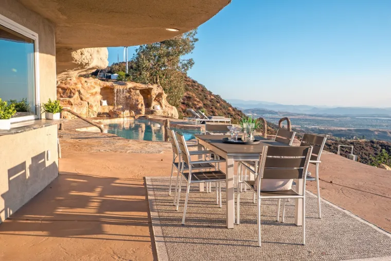 Ova bajkovita kuća izgleda kao ona u kojoj je živjela Obitelj Kremenko, a cijena joj je opaka