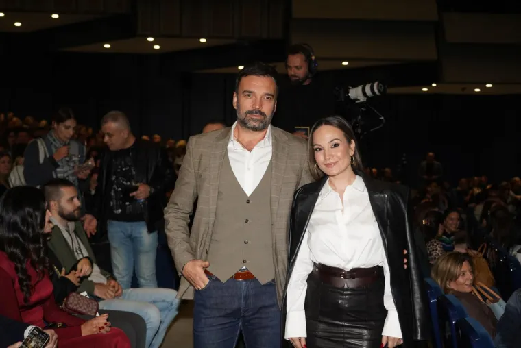 Suzana Mančić se pojavila na koncertu u Beogradu i zasjenila sve: Šarmantna glumica kao da ne stari