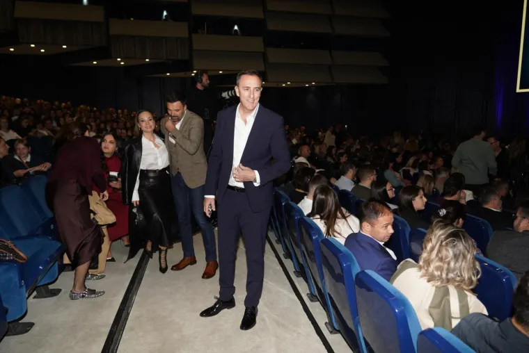 Suzana Mančić se pojavila na koncertu u Beogradu i zasjenila sve: Šarmantna glumica kao da ne stari