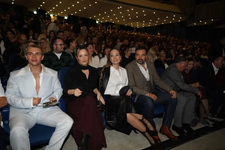 Suzana Mančić se pojavila na koncertu u Beogradu i zasjenila sve: &Scaron;armantna glumica kao da ne stari