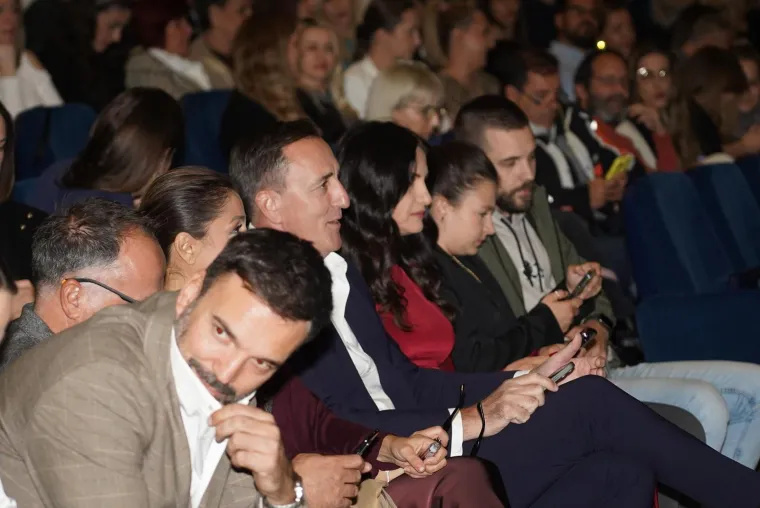 Suzana Mančić se pojavila na koncertu u Beogradu i zasjenila sve: &Scaron;armantna glumica kao da ne stari