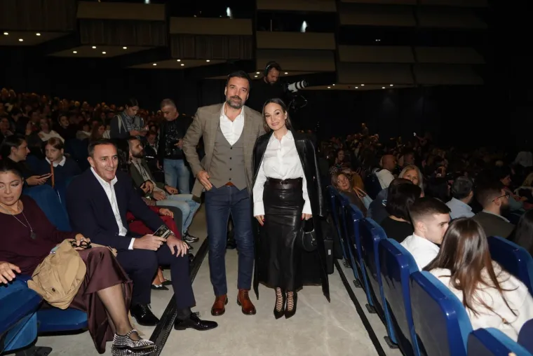 Suzana Mančić se pojavila na koncertu u Beogradu i zasjenila sve: &Scaron;armantna glumica kao da ne stari